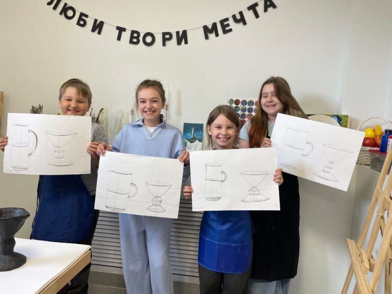 Дети за работой в Art Sisters